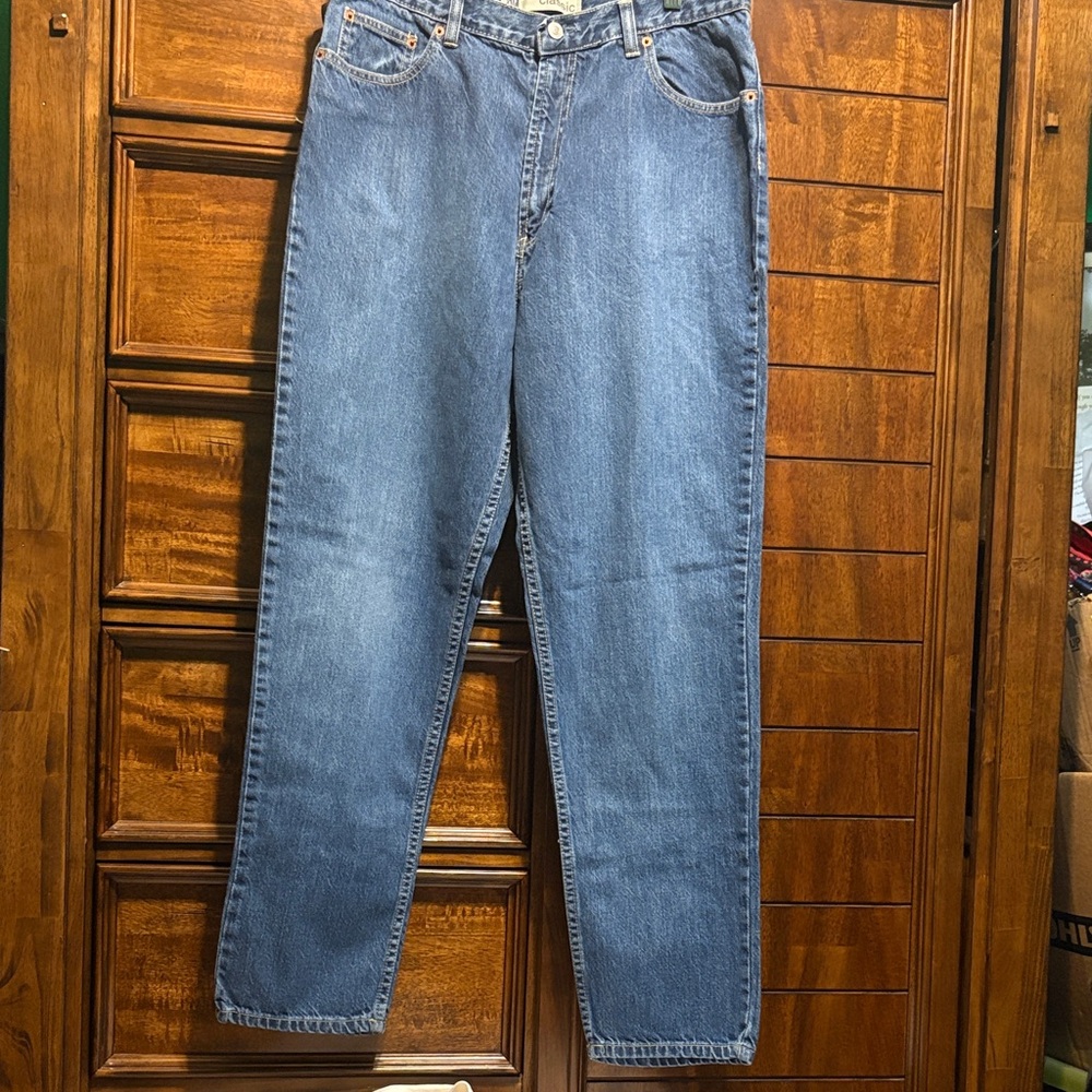 GAP Classic Women's Straight Leg Jeans in Medium Stonewash Blue Rinse